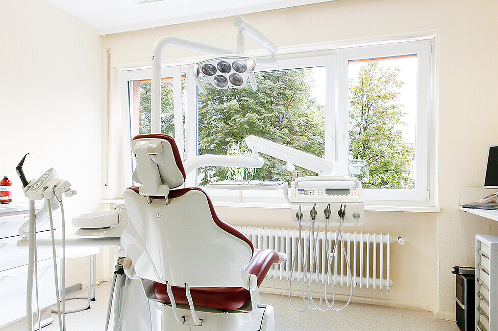 Behandlungszimmer mit Zahnrztstuhl für die Professionelle Zahnreinigung 