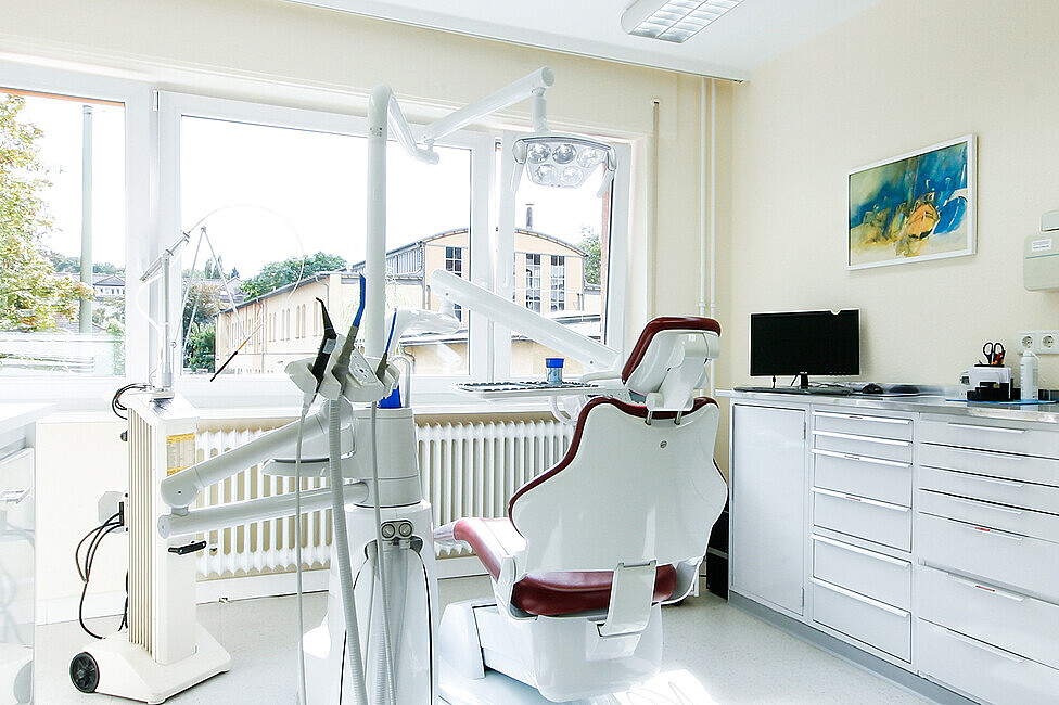 Behanldungszimmer mit Geräten für die Zahnreinigung