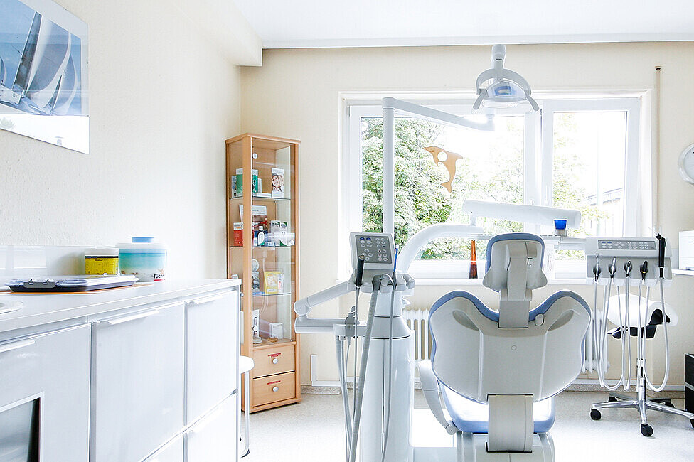 Behandlungszimmer Prophylaxe mit einem komplett ausgestatteten Behandlungsstuhl