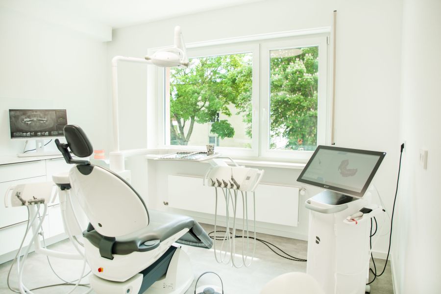 Ein helles Behandlungszimmer mit Blick ins Grüne
