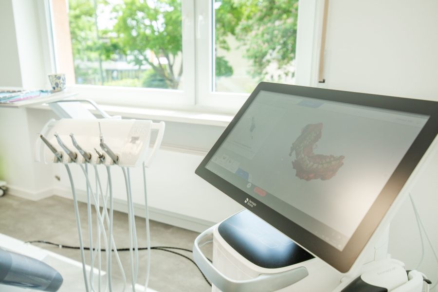 Moderner Behandlungsplatz mit digitalem Scanner und Handinstrumenten in einer Zahnarztpraxis