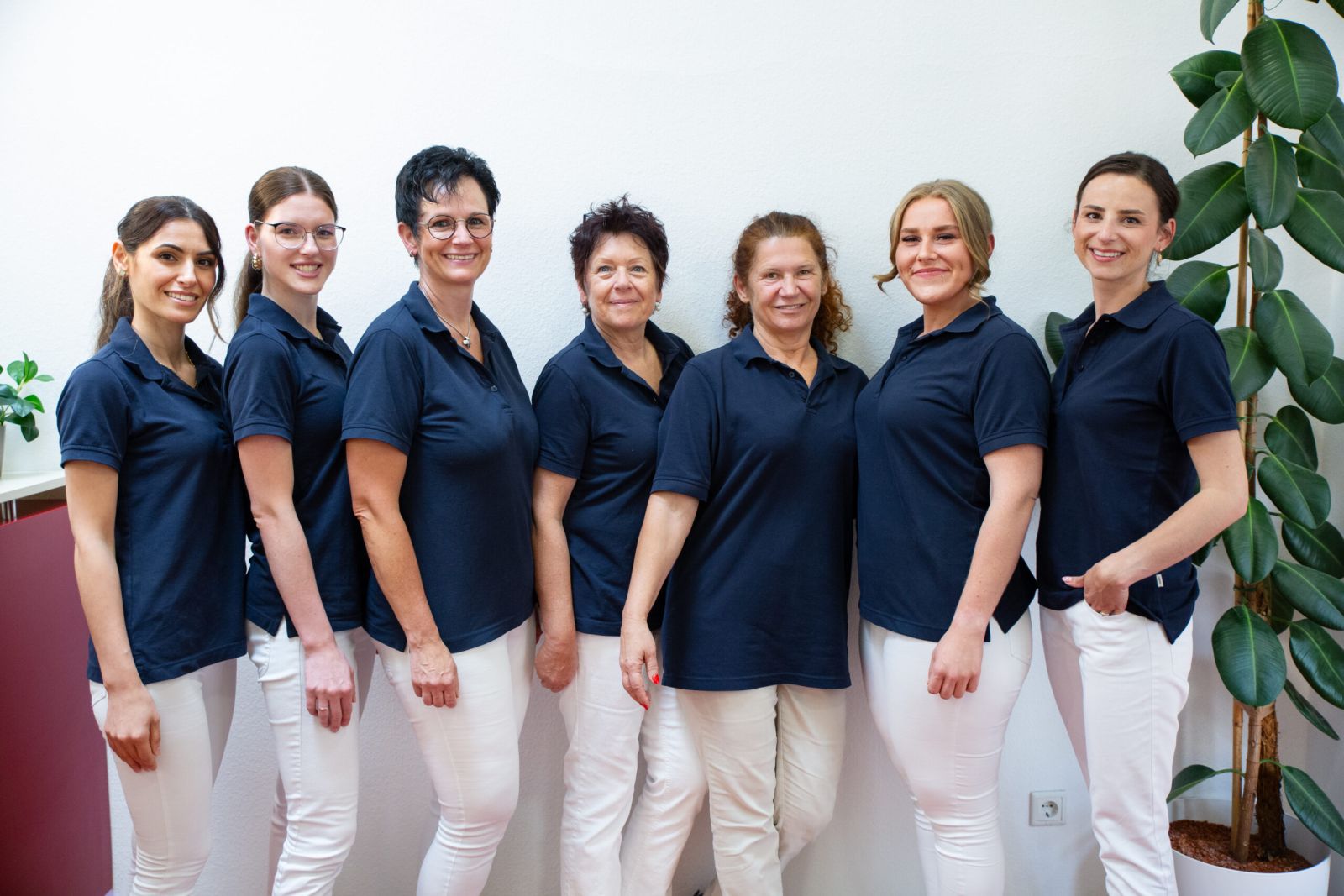 Team der Zahnarzthelferinnen – Zahnärzte in Pforzheim - WKF 130