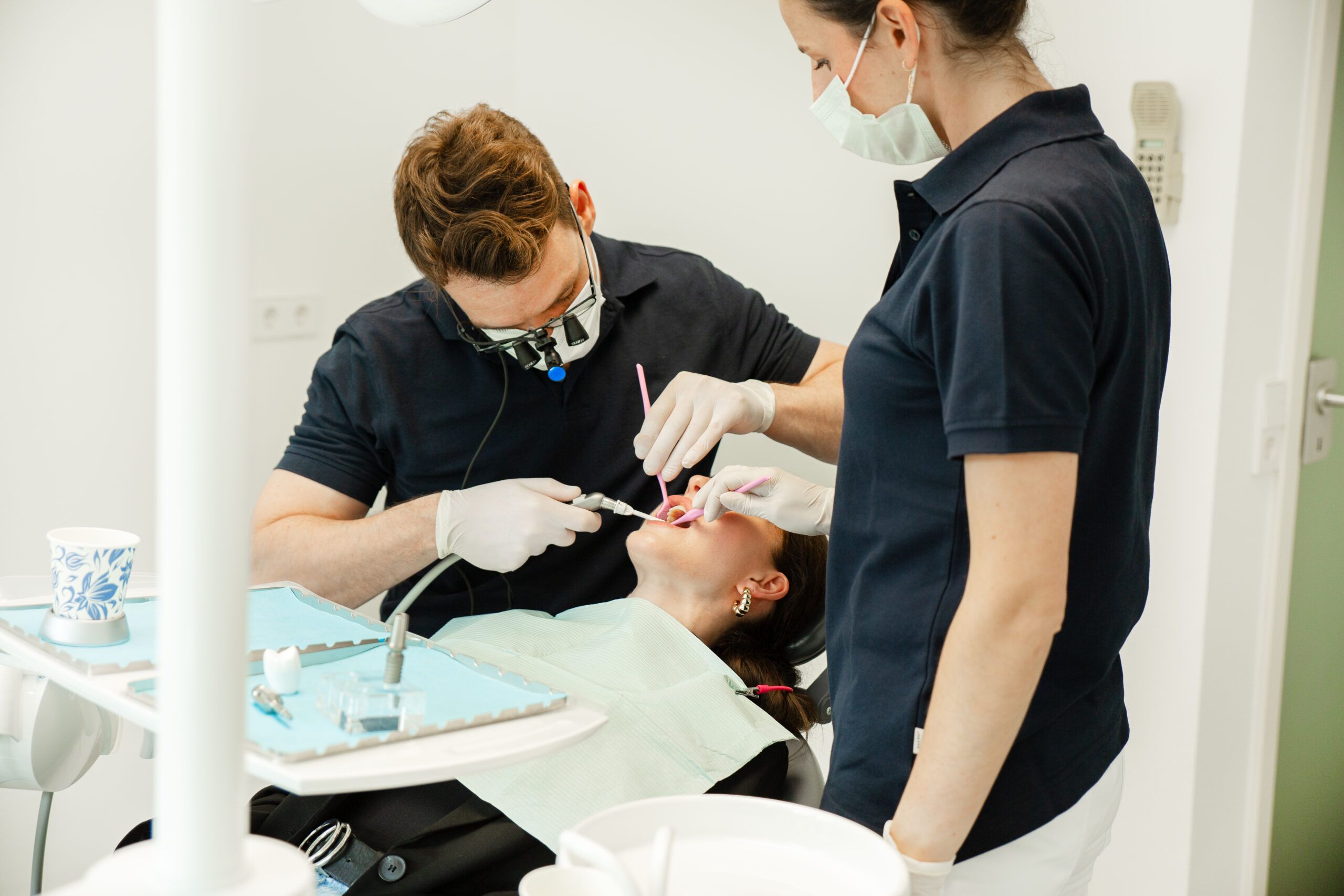 Zahnärztliche Behandlung mit Turbine und Assistenz im Einsatz