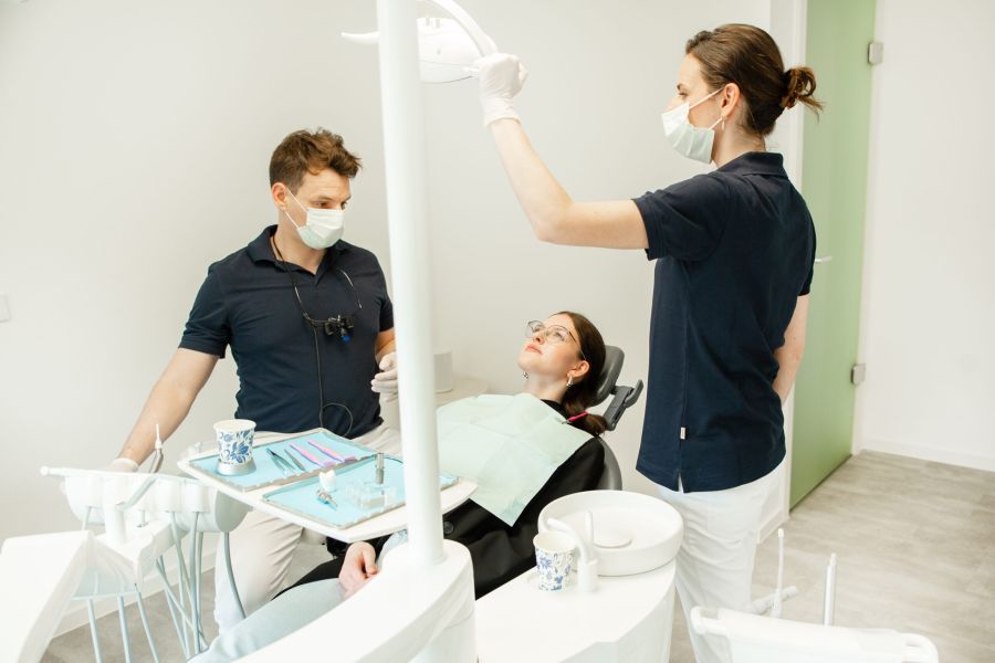 Ein Zahnarzt in Pforzheim mit Patientin im Behandlungszimmer