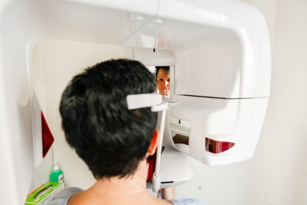 Eine Patientin beim Röntgen in einer Zahnarztpraxis