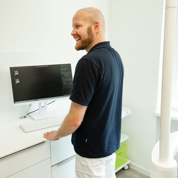Zahnarzt bei der digitalen Befundauswertung in der Pforzheimer Praxis